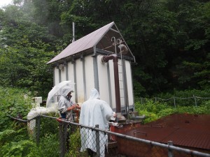 大雨の中での白馬八方温泉の調査